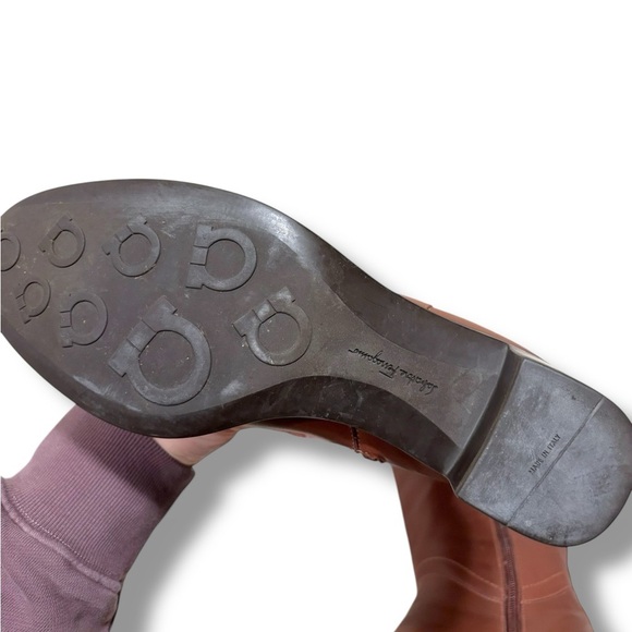 Salvatore Ferragamo Fersea Cognac Brown Leather Gold Logo Riding Boots Size 8 - Picture 13 of 13